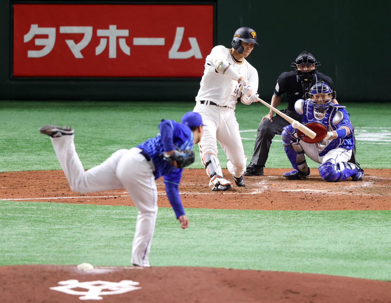 巨人対DeNA　3回裏巨人1死一、二塁、3点本塁打を放つ大城。投手浜口（撮影・狩俣裕三）