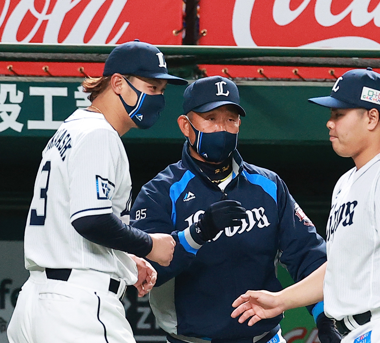 開幕戦を制し、勝利投手の高橋（左）をねぎらう辻監督（撮影・浅見桂子）