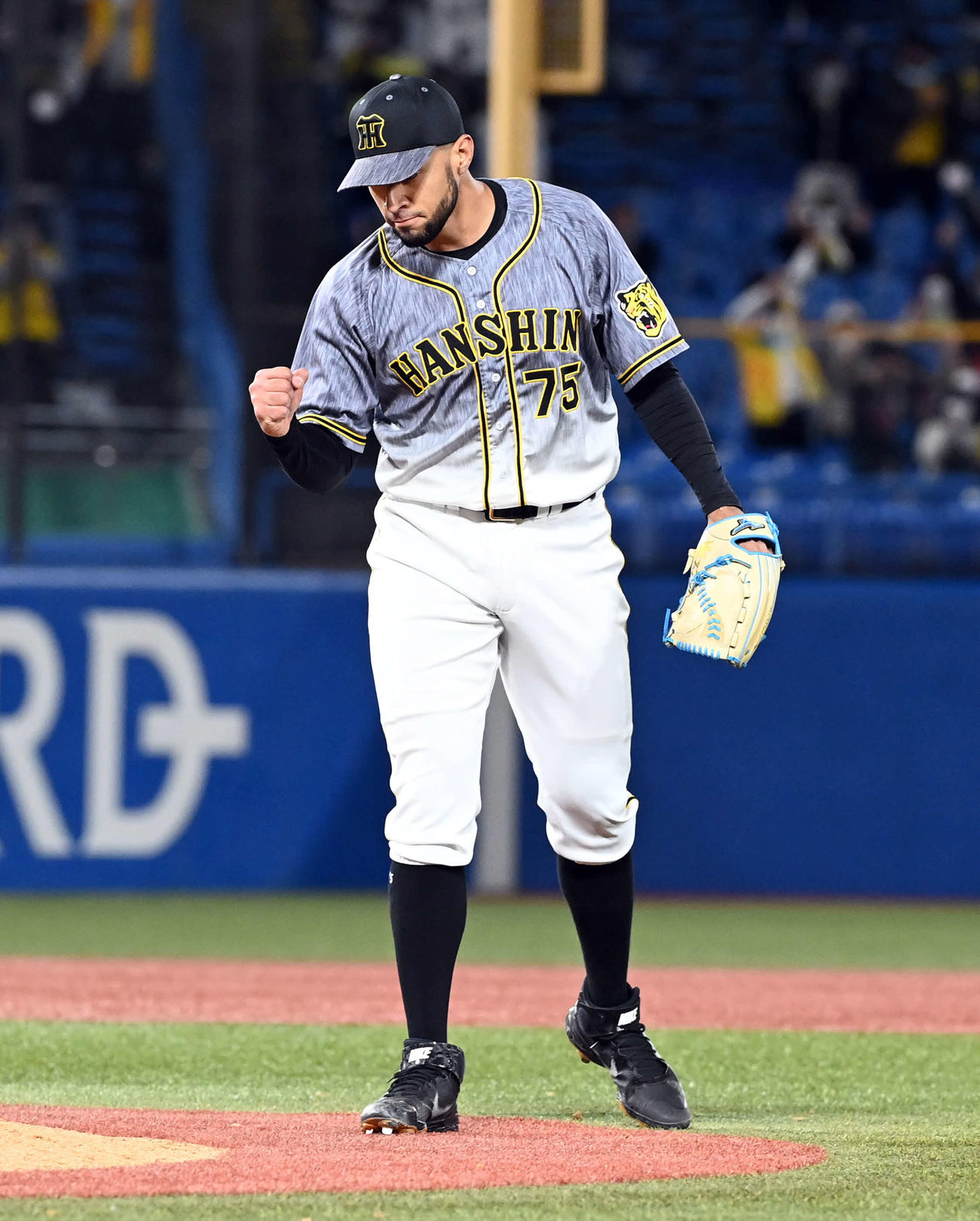 ヤクルト対阪神　ヤクルトに勝利しガッツポーズを決める阪神スアレス（撮影・たえ見朱実）