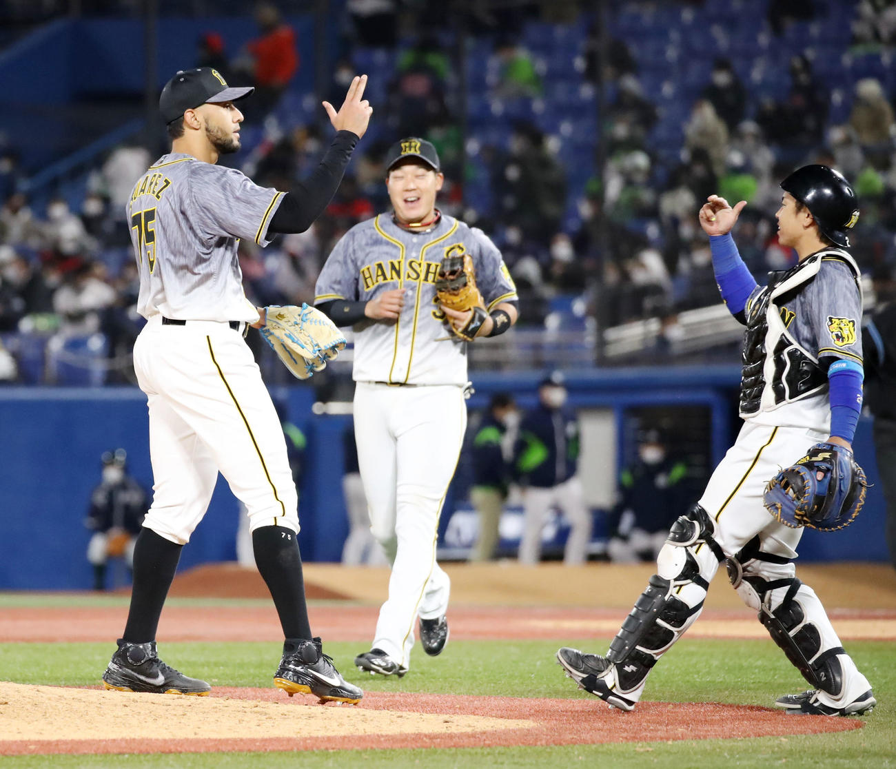 ヤクルト対阪神　9回裏に登板し無失点で締めたスアレス（左）は梅野とエアタッチする。中央は大山（撮影・加藤哉）