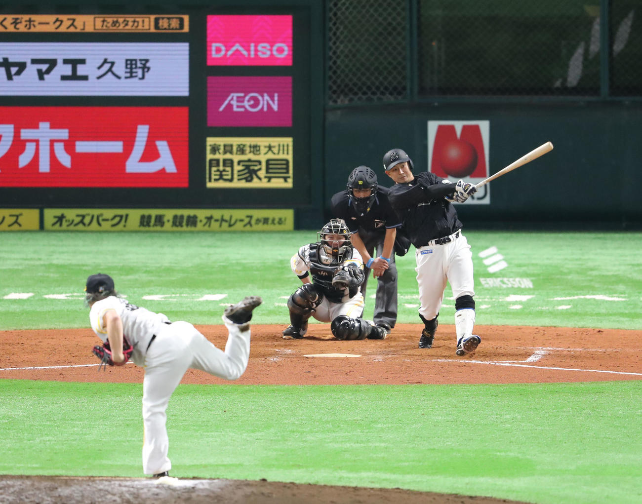 9回表ロッテ2死、吉田裕太は左越え本塁打を放つ（撮影・梅根麻紀）