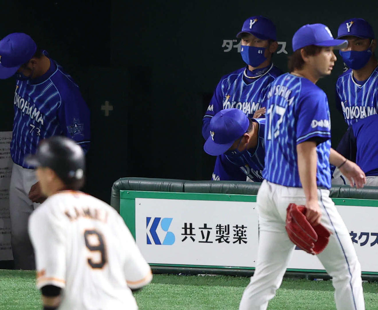 巨人対DeNA　9回裏巨人無死、サヨナラ本塁打を放った亀井（手前）を見つめる三浦監督（後方）。右は被弾した三嶋（撮影・狩俣裕三）