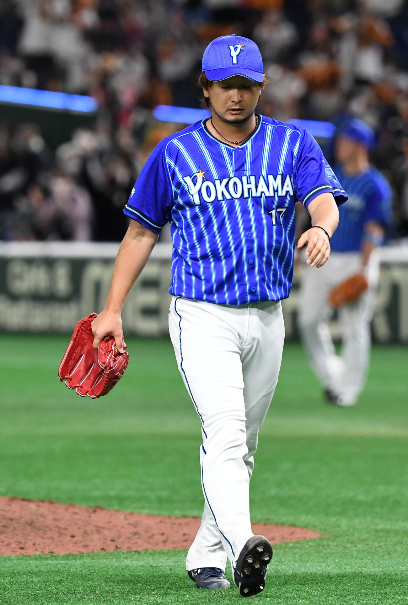 巨人対DeNA　9回裏巨人無死、亀井にサヨナラとなる右越え本塁打を浴び肩を落とす三嶋（撮影・横山健太）