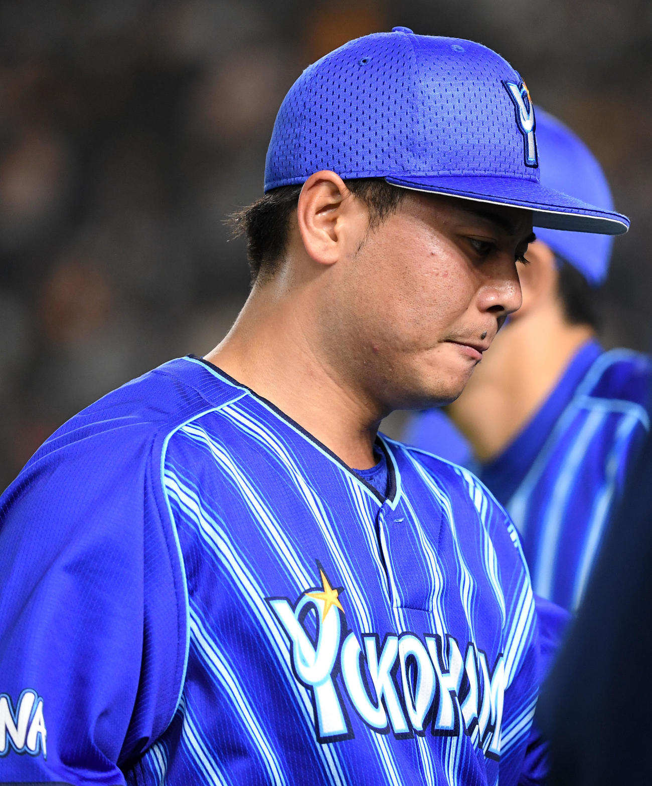 巨人対DeNA　3回裏を終え、肩を落としベンチへ引き揚げる浜口（撮影・横山健太）