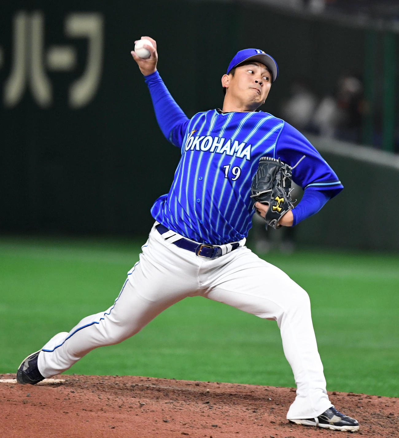 巨人対DeNA　7回裏から登板したDeNA山崎（撮影・横山健太）