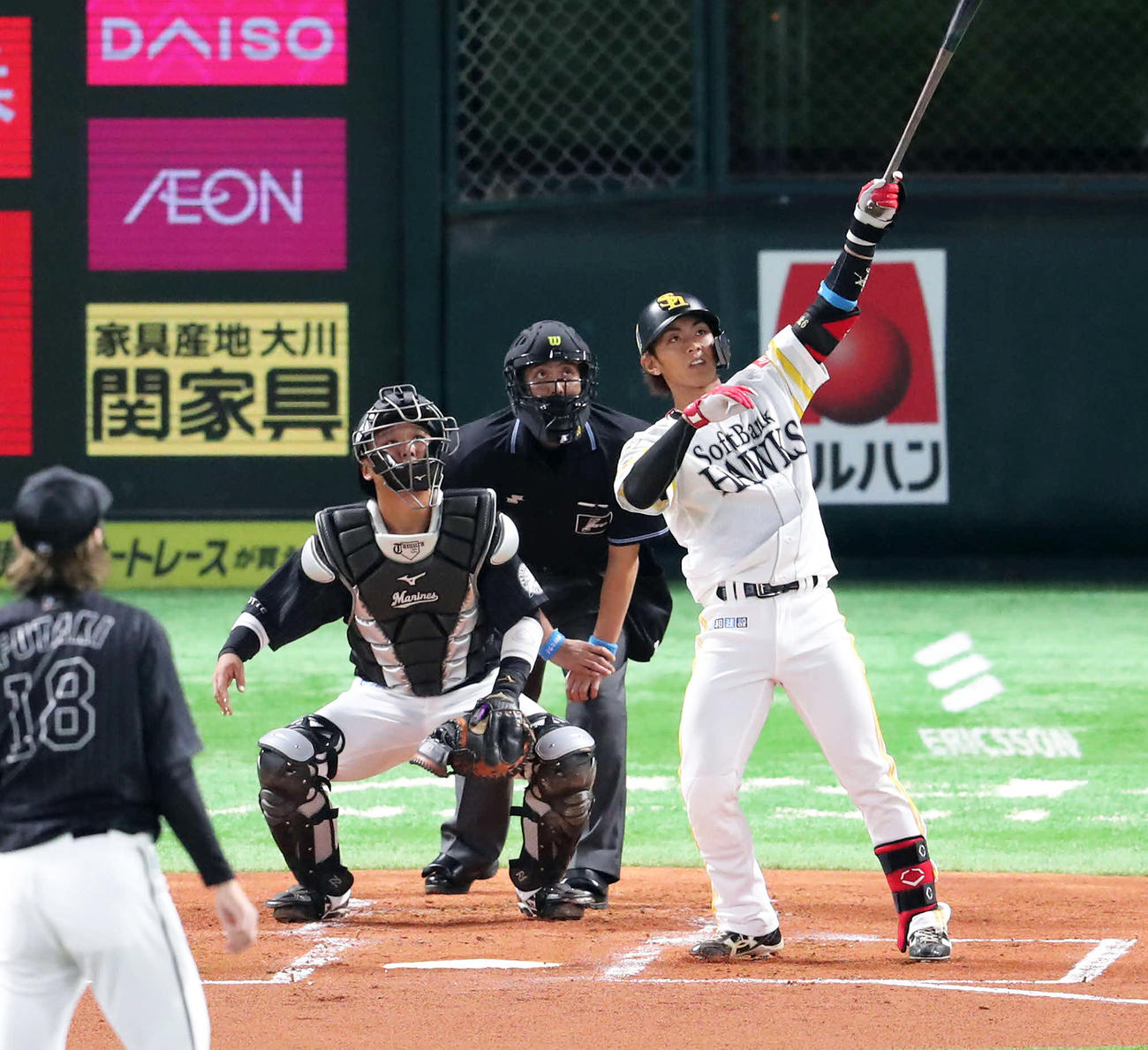 1回裏ソフトバンク無死一塁、今宮は左越えに先制2点本塁打を放つ（撮影・梅根麻紀）