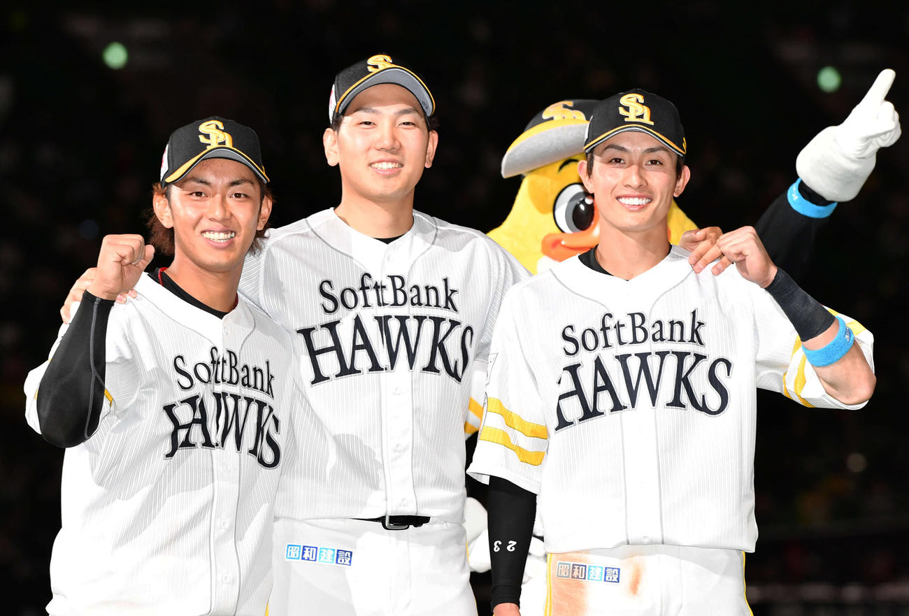 ヒーローインタビューを終え、笑顔でポーズをとる、左から今宮、石川、周東（撮影・岩下翔太）