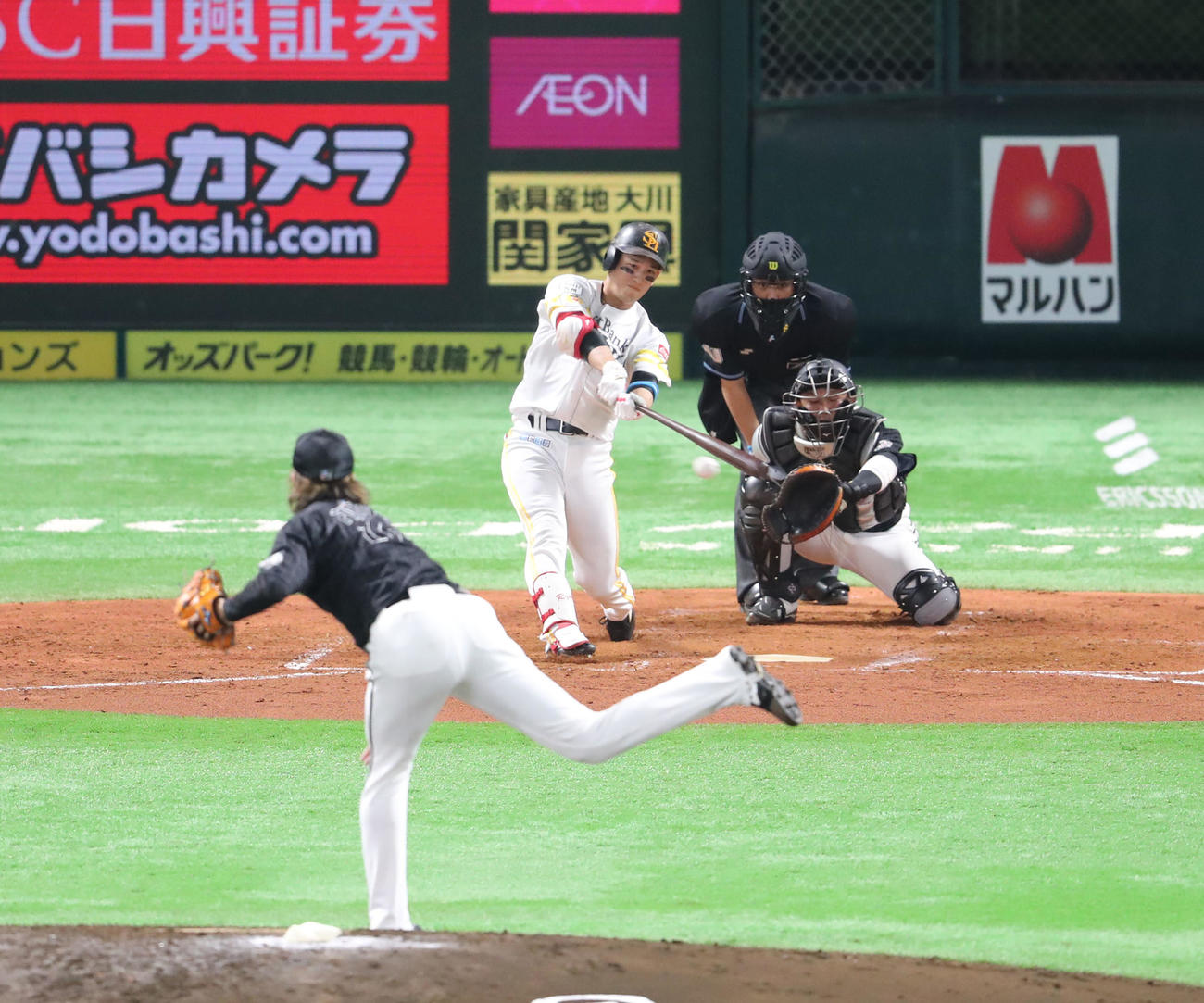 栗原は右越え二塁打を放つ（撮影・梅根麻紀）