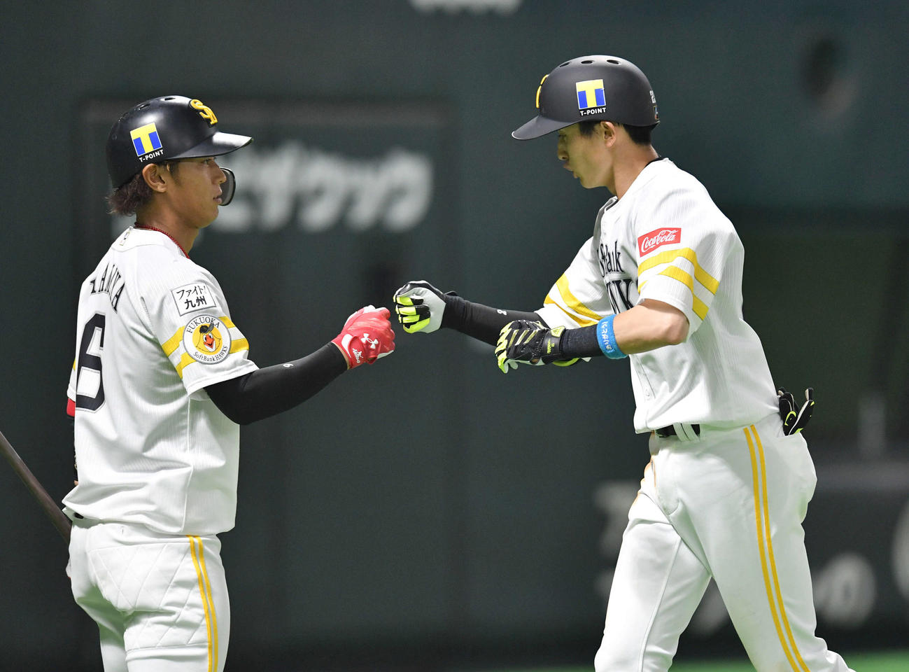 右越え本塁打を放ち、今宮（左）とグータッチする周東（撮影・岩下翔太）
