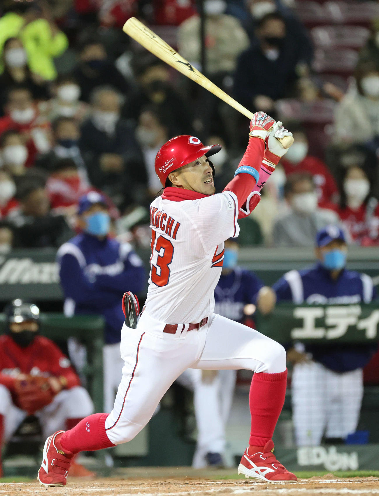 菊池涼は右適時二塁打を放つ（撮影・加藤孝規）