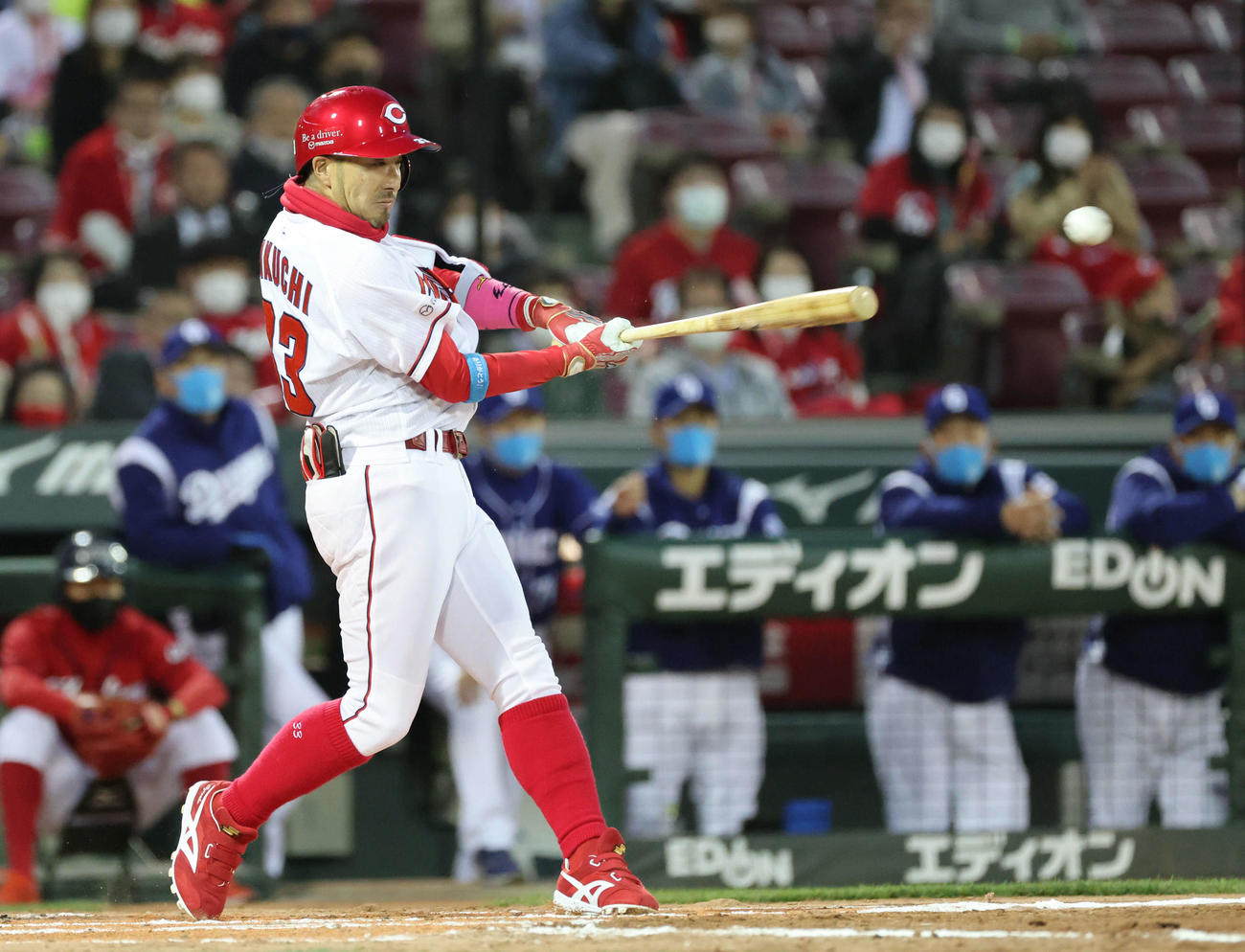 菊池涼は左2点適時打を放つ（撮影・加藤孝規）