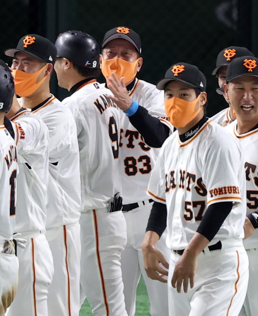 巨人対DeNA　9回裏巨人無死、サヨナラ本塁打を放った亀井（中央左）を笑顔で迎える原監督（撮影・狩俣裕三）