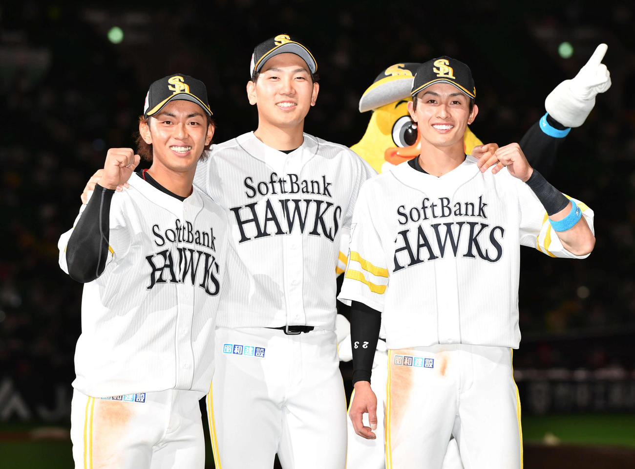 ソフトバンク対ロッテ　ヒーローインタビューを終え、笑顔でポーズをとる、左から今宮、石川、周東（撮影・岩下翔太）