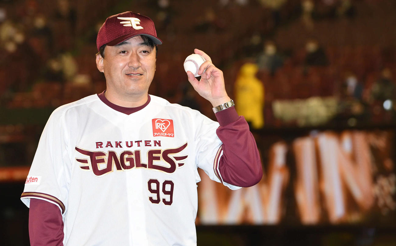 楽天対日本ハム　初勝利の楽天石井GM兼監督はウイニングボールを手にする（撮影・山崎安昭）