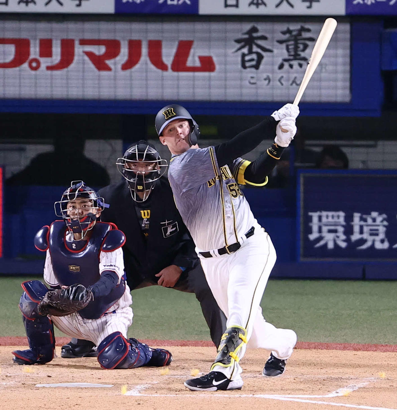 ヤクルト対阪神　4回表阪神2死、小川から中越え本塁打を放つサンズ（撮影・野上伸悟）
