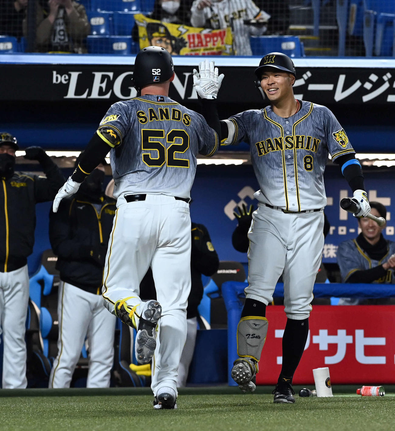 ヤクルト対阪神　4回表阪神2死、中越えソロ本塁打のサンズ（左）を迎える佐藤輝（撮影・ たえ 見朱実）