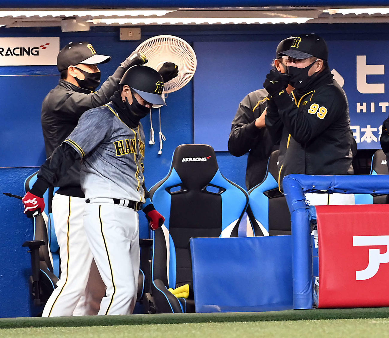 ヤクルト対阪神　初戦を勝利しガッツポーズ決める阪神矢野監督（撮影・ たえ 見朱実）