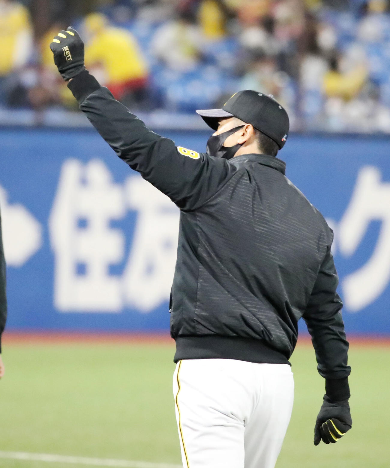 ヤクルトに勝利しスタンドへガッツポーズを見せる矢野監督（撮影・加藤哉）
