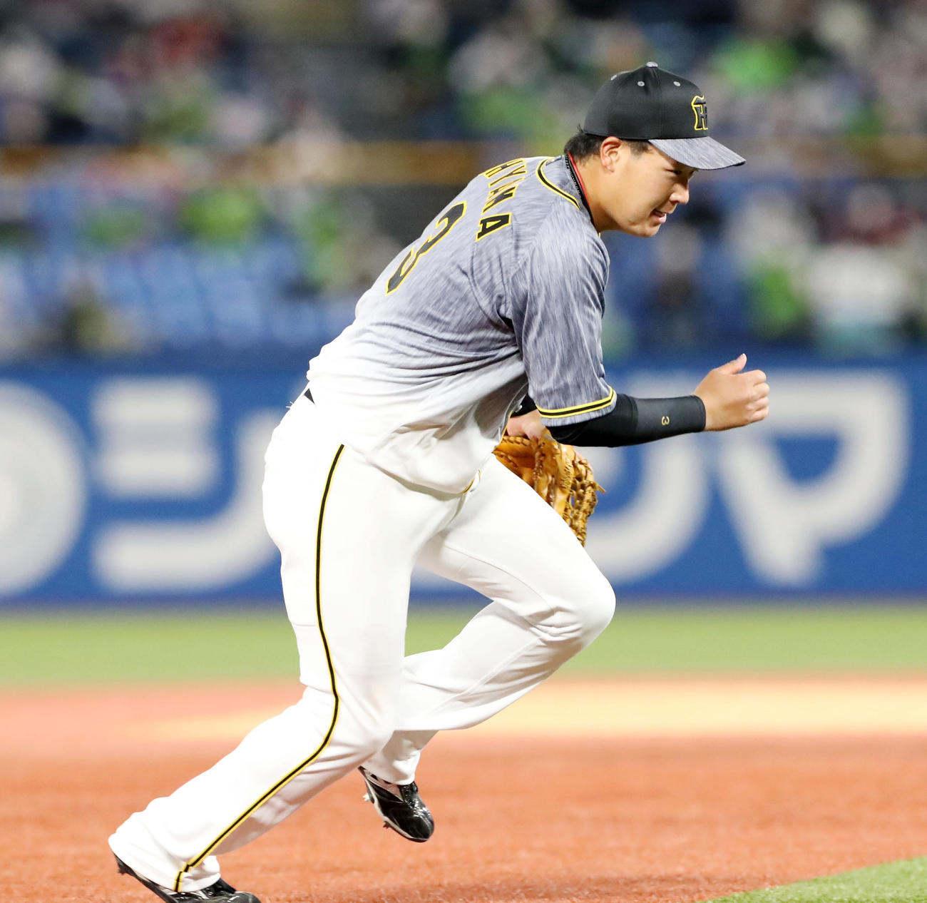 3回裏ヤクルト無死一塁、大山は山田の打球をエラーする（撮影・加藤哉）