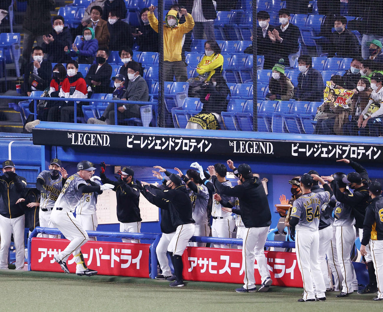 ヤクルト対阪神　8回表阪神2死、左越え本塁打を放ち矢野監督（奥左から人目）らに迎えられるサンズ（撮影・野上伸悟）