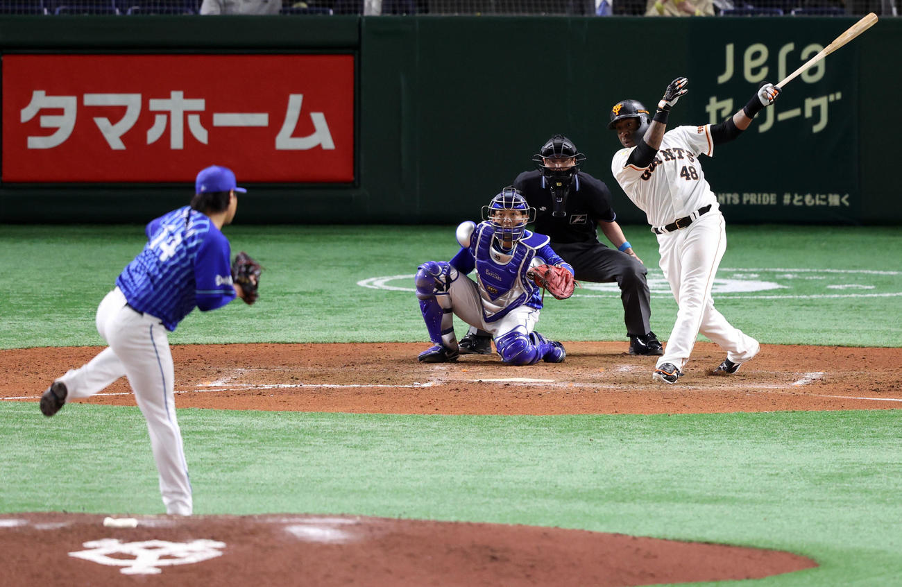 巨人対DeNA　8回裏巨人1死二塁、適時二塁打を放つウィーラー。投手石田（撮影・狩俣裕三）