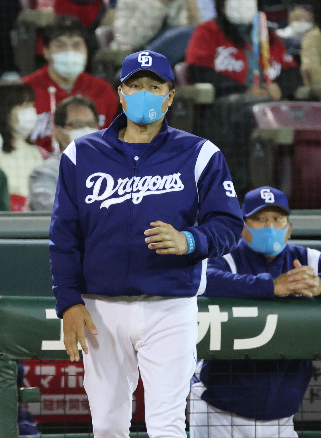 プロ野球広島対中日　8回表中日1死一、二塁、福留に代走を出す与田監督（撮影・加藤孝規）