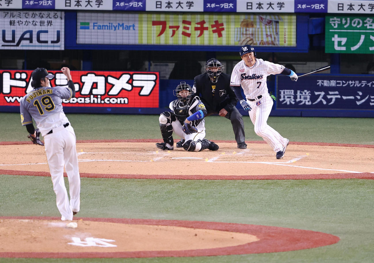 ヤクルト対阪神　2回裏ヤクルト1死、藤浪から左前打を放つ内川（撮影・野上伸悟）