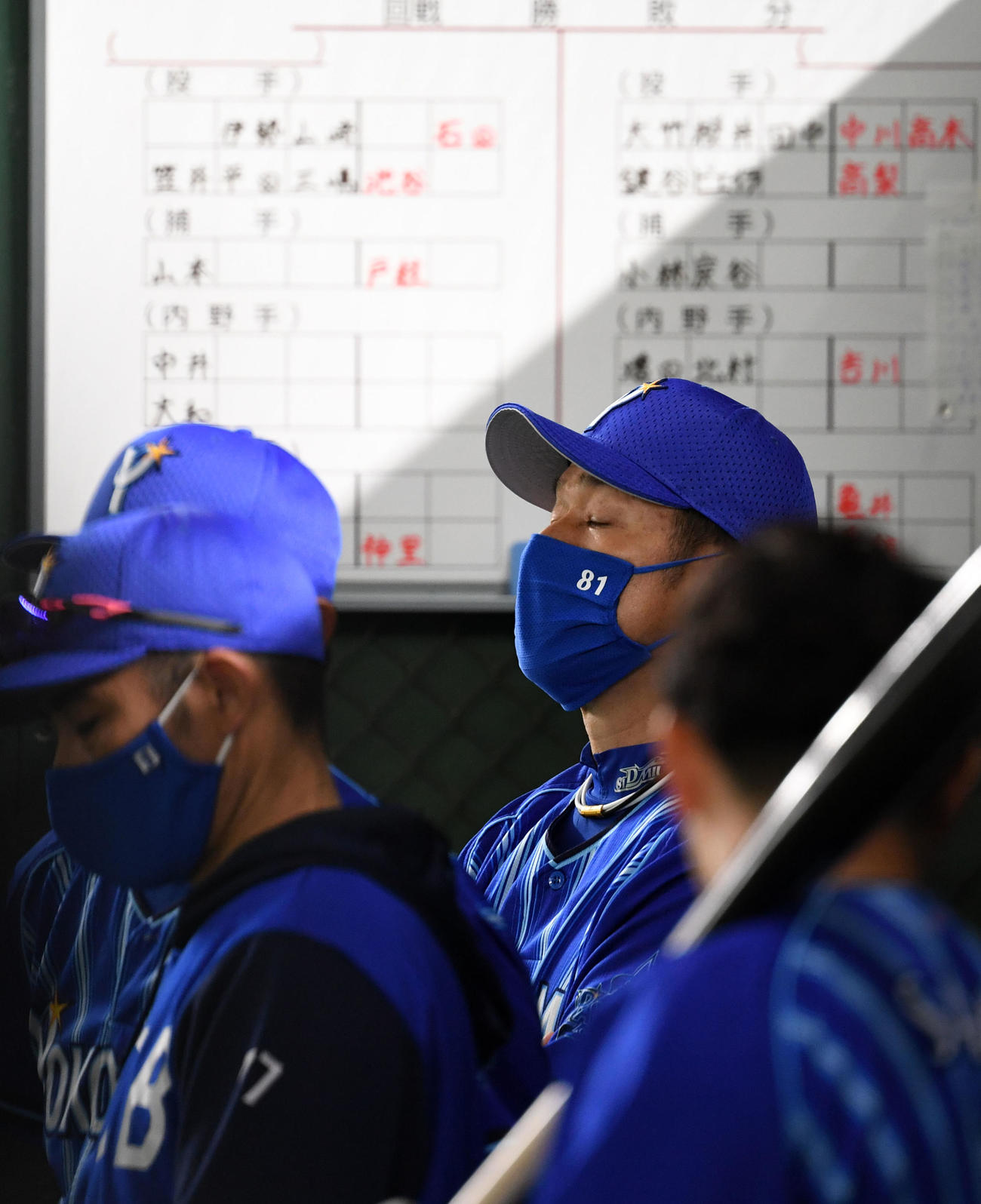巨人対DeNA　ベンチで目を閉じるDeNA三浦監督（奥）（撮影・横山健太）