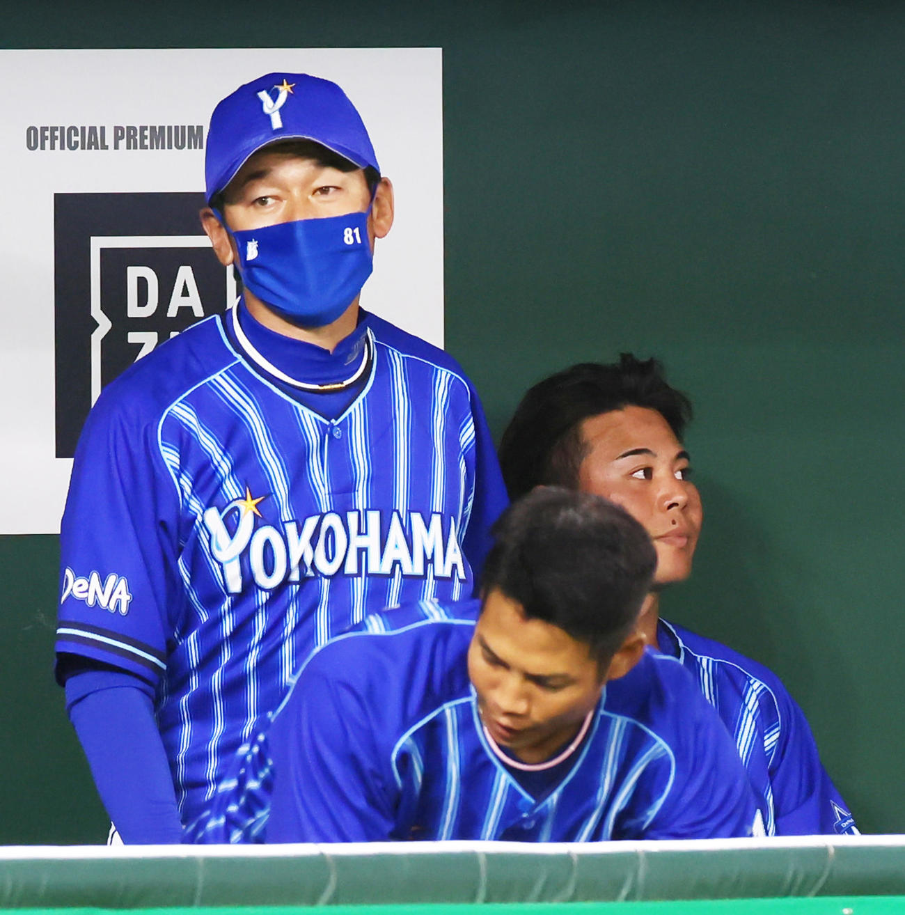 巨人対DeNA　3回6失点でベンチに戻ったDeNA浜口（右）は三浦監督から声をかけられる（撮影・足立雅史）