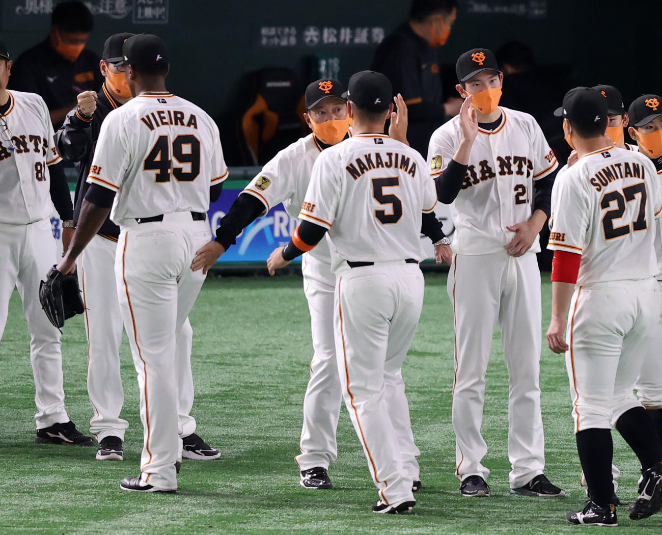 巨人対DeNA　試合後、ビエイラ（左）のお尻をポンっとたたく原監督（中央）。右は戸郷（撮影・狩俣裕三）