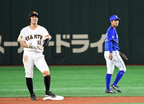 巨人対DeNA De田中俊(右)と巨人梶谷(撮影・横山健太)
