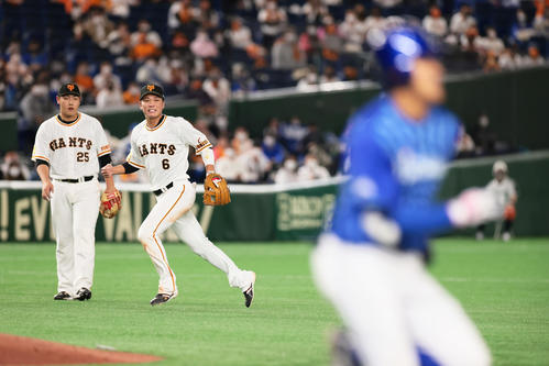 巨人対DeNA 5回表DeNA2死、田中俊(右)の打球に好守備を見せ遊ゴロとした坂本(中央)。左は三塁手岡本和(撮影・足立雅史)