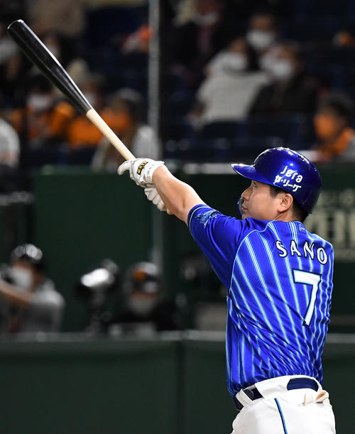巨人対DeNA 7回表DeNA無死、右中間へ本塁打を放つ佐野(撮影・横山健太)