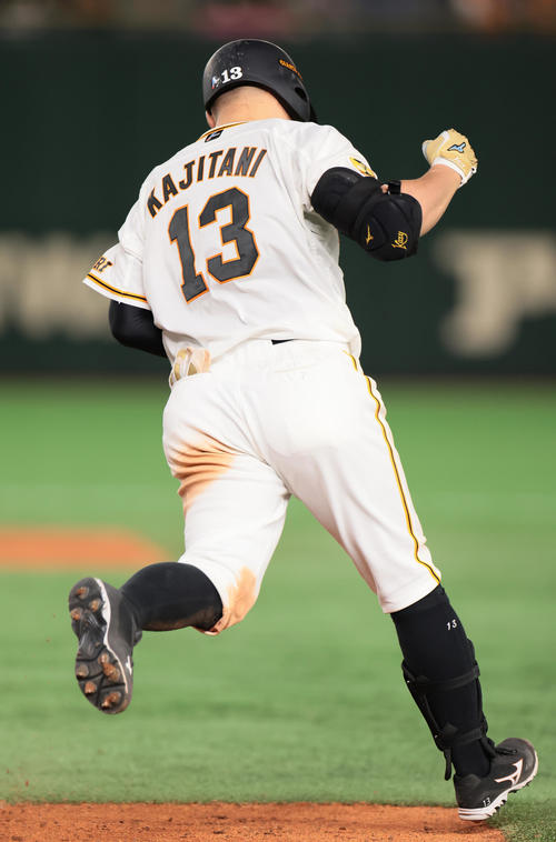 巨人対DeNA 7回裏巨人2死満塁、右越え満塁本塁打を放ちガッツポーズする梶谷(撮影・足立雅史)