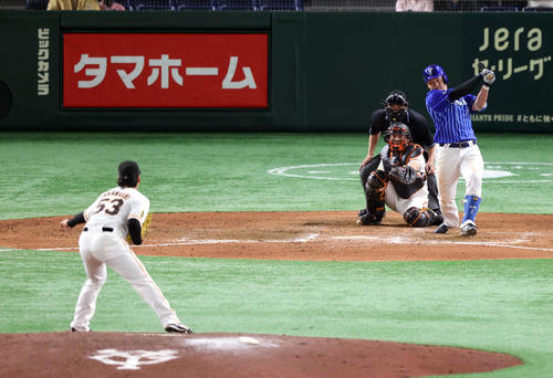 巨人対DeNA 8回表DeNA2死二塁、プロ初安打となる内野安打を放つ牧。投手高梨(撮影・狩俣裕三)