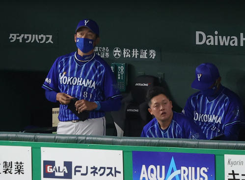 巨人対DeNA 試合後、グラウンドを見つめる三浦監督(左)。右は牧(撮影・狩俣裕三)