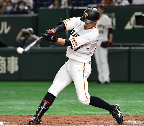 巨人対DeNA 2回裏巨人2死二、三塁、右前2点適時打を放つ若林(撮影・横山健太)
