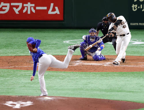 巨人対DeNA 3回裏巨人無死、二塁打を放つウィーラー。投手京山(撮影・狩俣裕三)