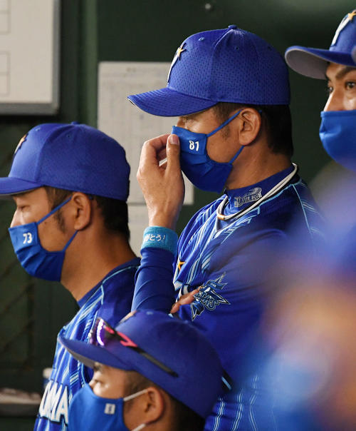 巨人対DeNA 厳しい表情で試合を見つめるDeNA三浦監督(撮影・横山健太)
