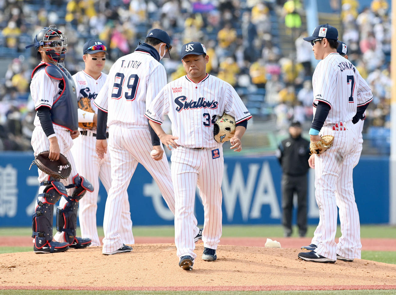 ヤクルト対阪神　ヤクルト対阪神　3回途中でマウンドを降りる先発田口（撮影・たえ見朱実）