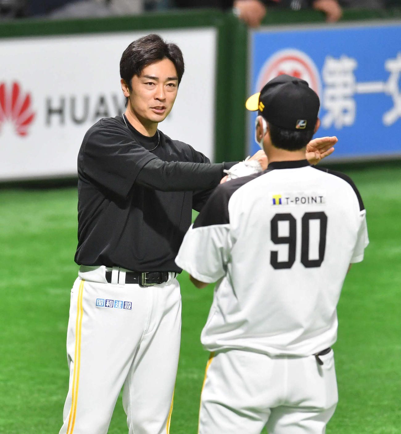 小久保ヘッドコーチ（右）と話す和田（撮影・岩下翔太）