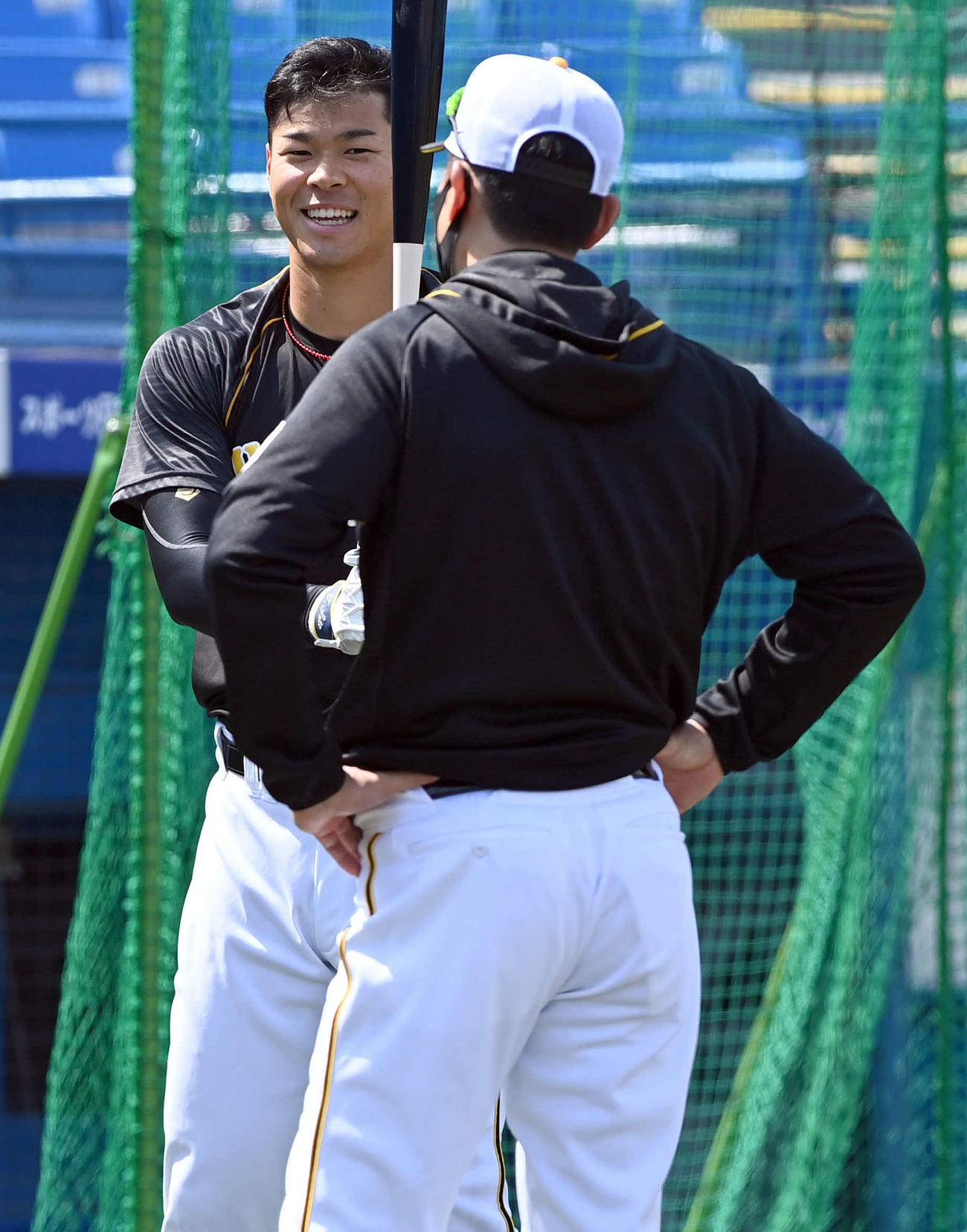 ヤクルト対阪神　試合前練習で矢野燿大監督と談笑する阪神佐藤輝（撮影・ たえ 見朱実）