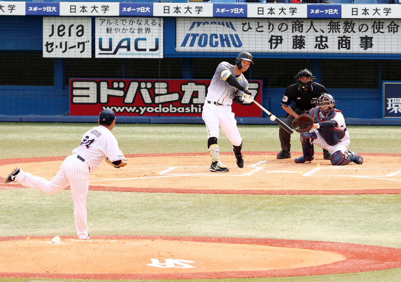 ヤクルト対阪神　1回表阪神2死三塁、田口から初本塁打を放つ佐藤輝（撮影・野上伸悟）