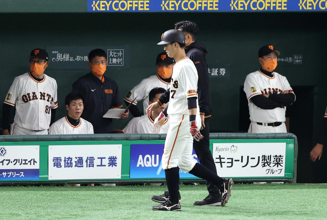 巨人対DeNA　2回裏巨人2死一、三塁、負傷退場する三塁走者の若林。右は原監督（撮影・狩俣裕三）