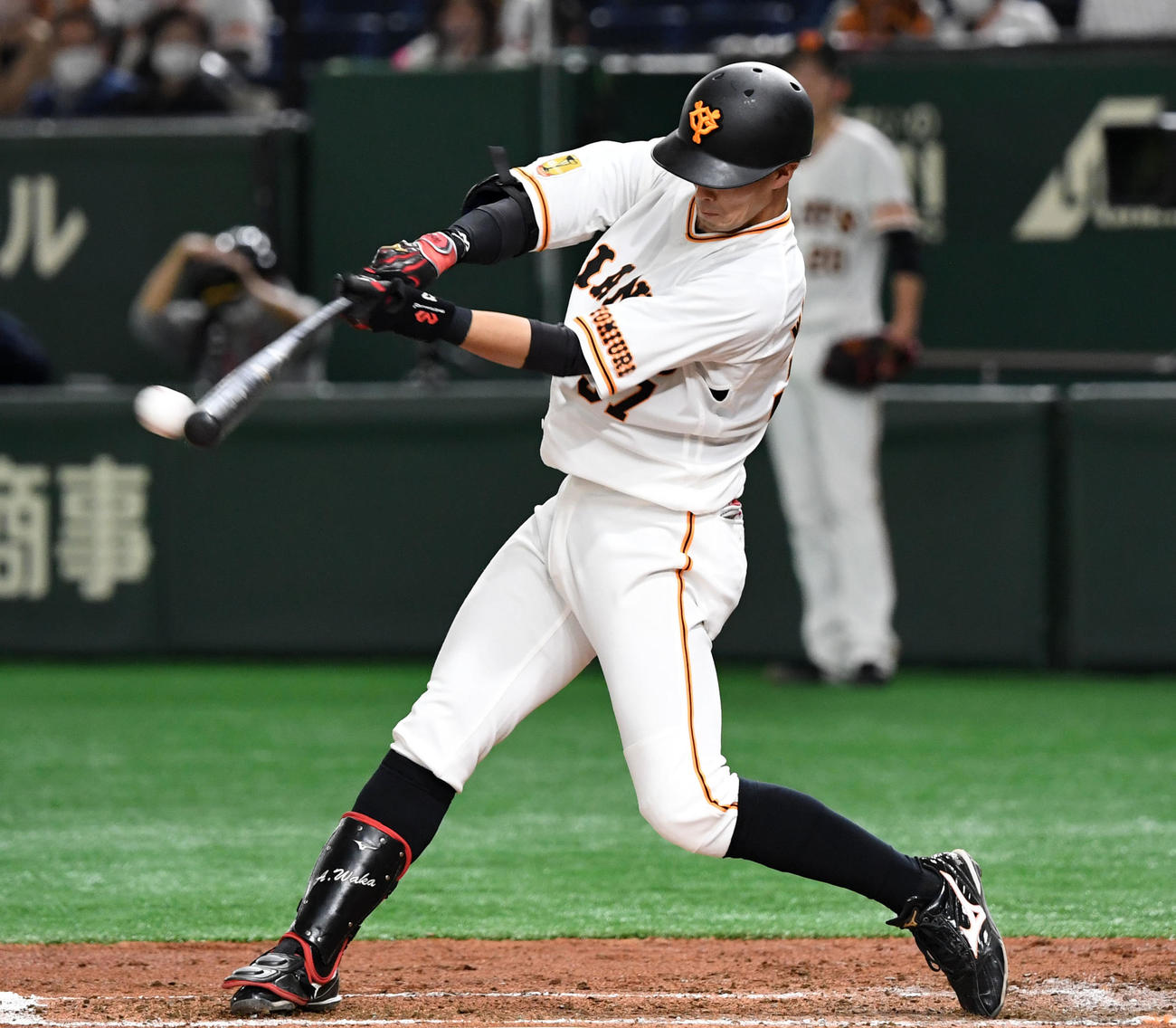 巨人対DeNA　2回裏巨人2死二、三塁、右前2点適時打を放つ若林（撮影・横山健太）