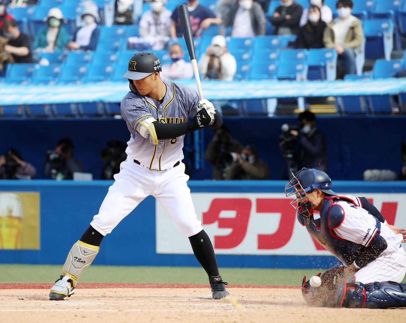 ヤクルト対阪神　3回表阪神1死二、三塁、四球を選んで出塁する佐藤輝明（撮影・加藤哉）
