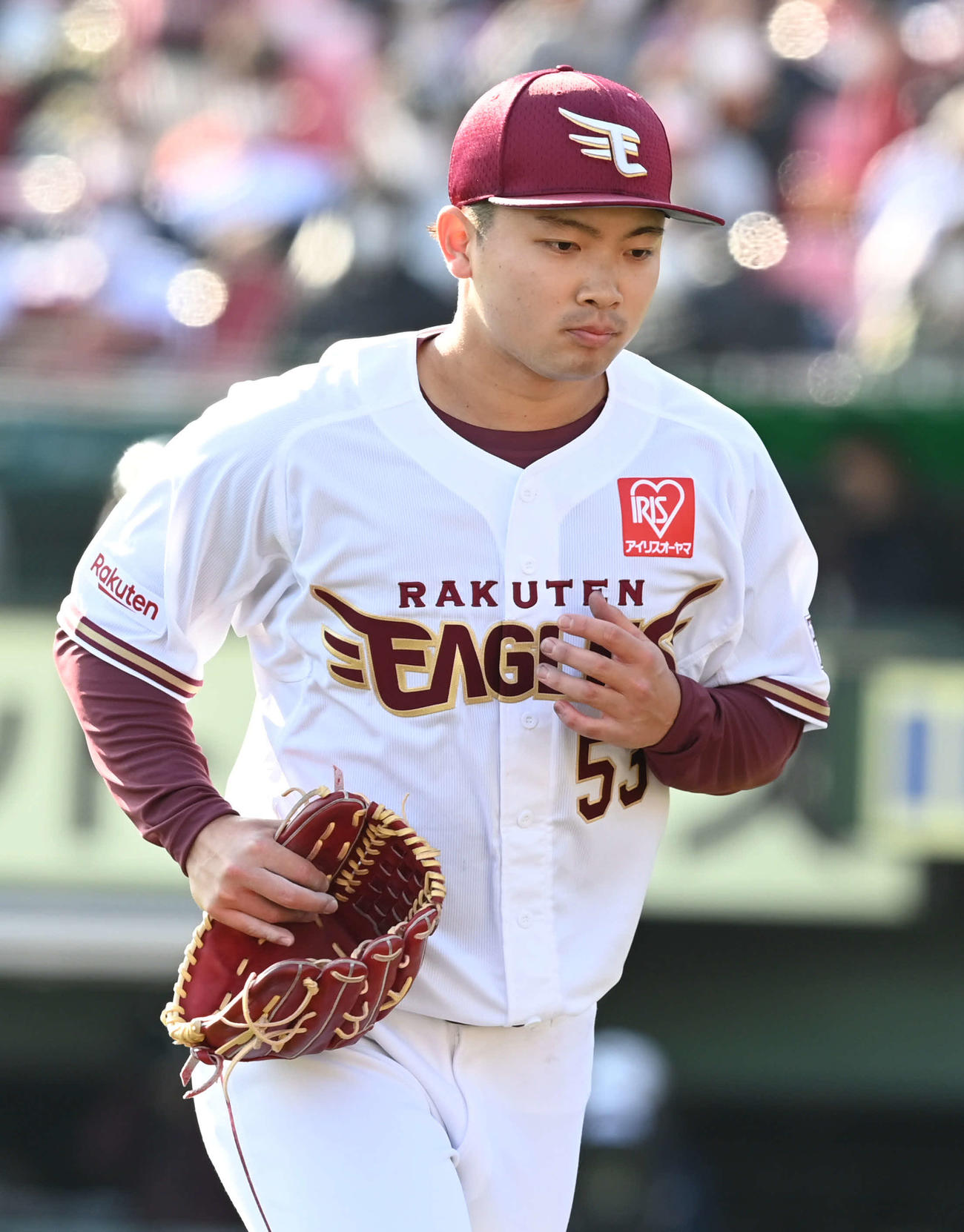 楽天対日本ハム　3回途中、悔しそうに降板する楽天高田萌（撮影・山崎安昭）