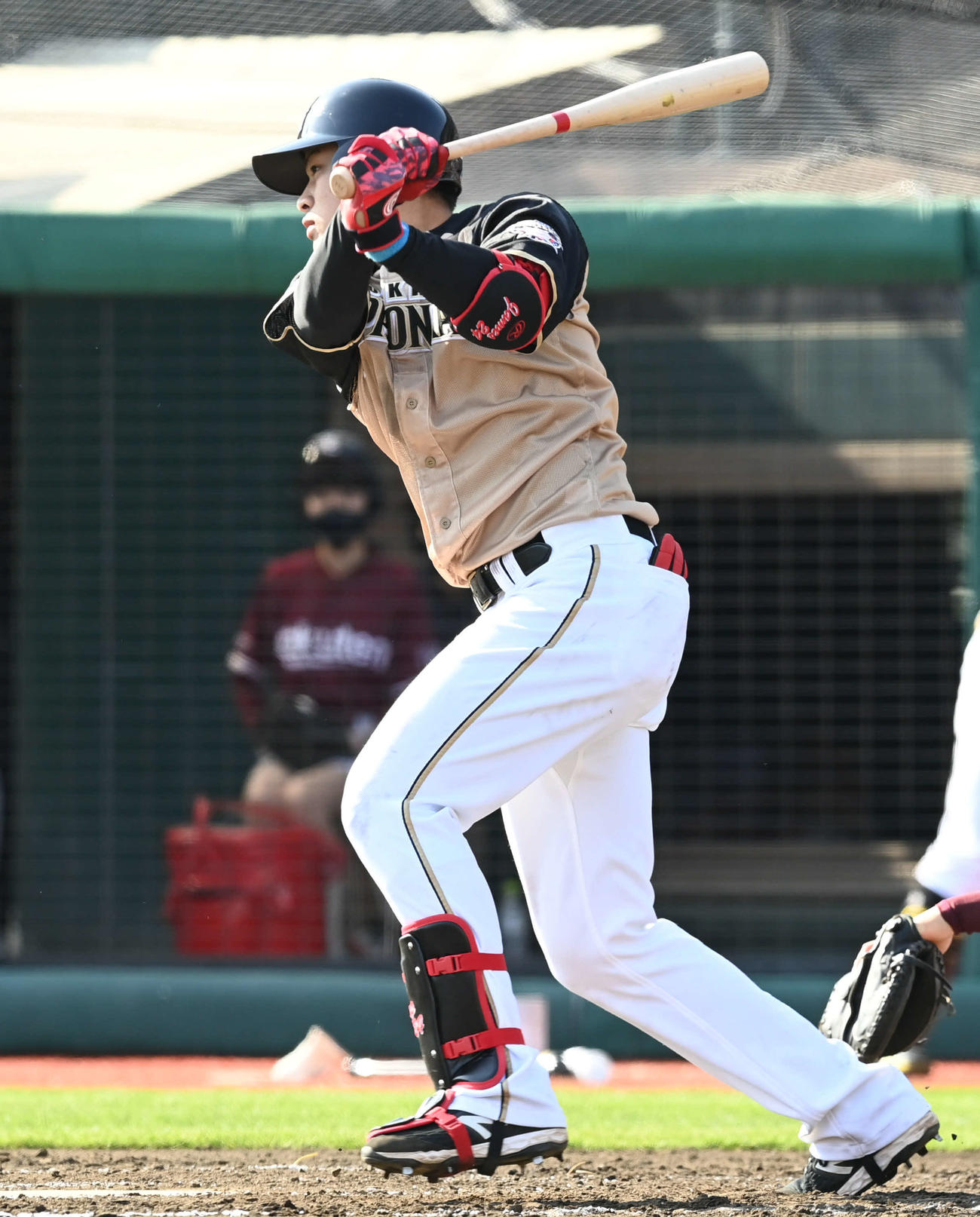 楽天対日本ハム　3回表日本ハム2死満塁、野村は右中間へ2点適時二塁打を放つ（撮影・山崎安昭）