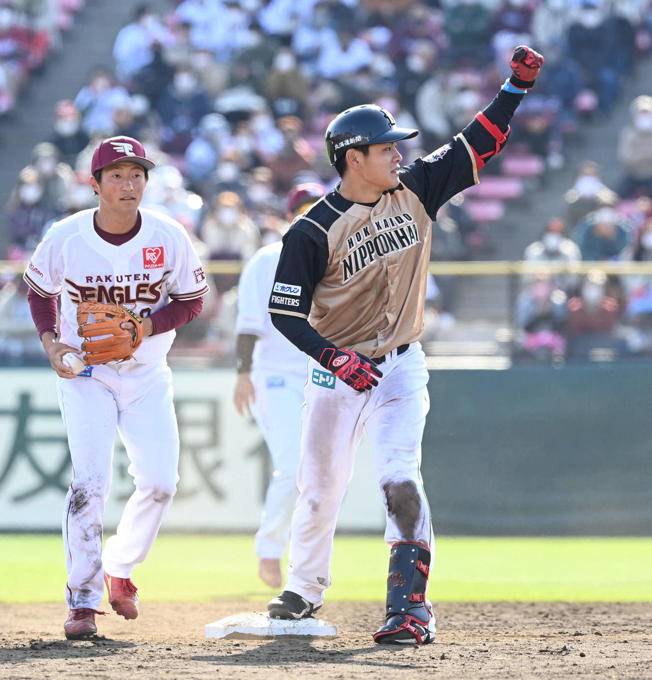 楽天対日本ハム　3回表日本ハム2死満塁、2点適時二塁打を放った野村（右）はガッツポーズ。遊撃手小深田（撮影・山崎安昭）