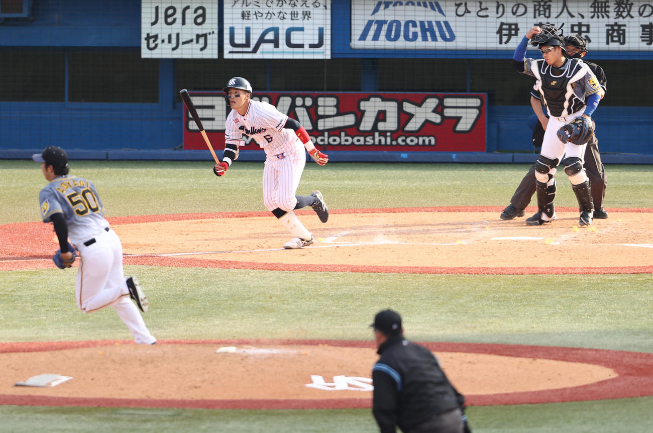 ヤクルト対阪神　5回裏ヤクルト1死一塁、青柳からプロ初安打となる一塁内野安打を放つ元山（撮影・野上伸悟）